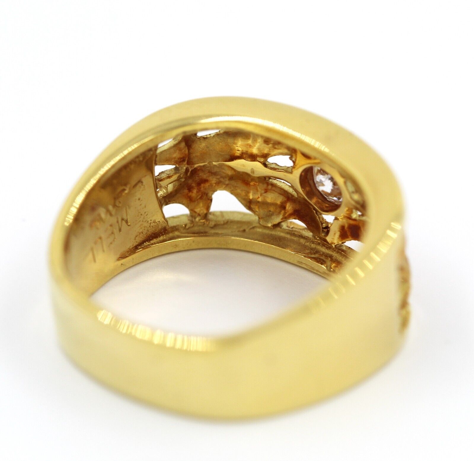 Anello a Fascia Squadrata in Oro Giallo 18k Cesellato con Diamante t Brillante