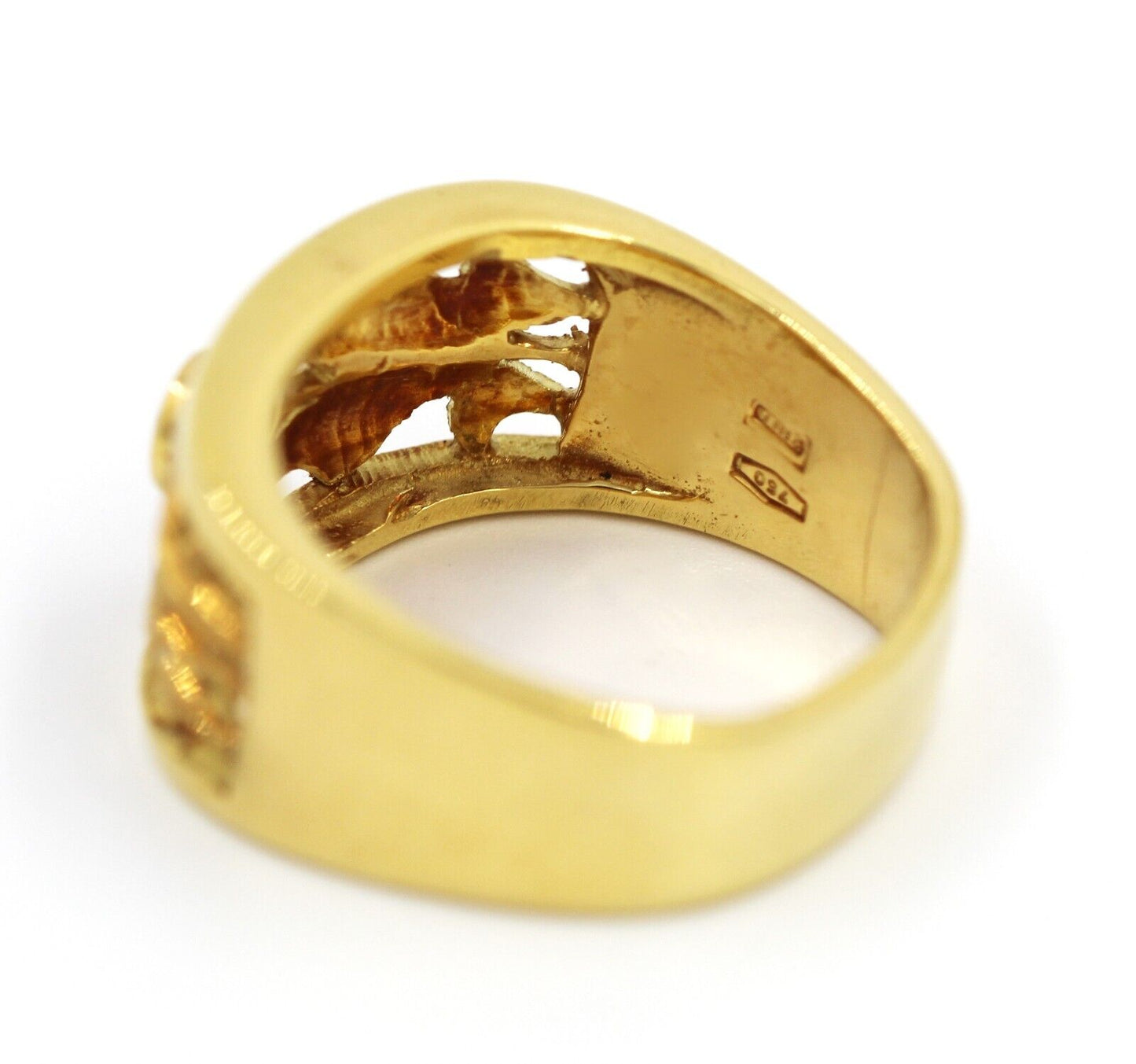 Anello a Fascia Squadrata in Oro Giallo 18k Cesellato con Diamante t Brillante