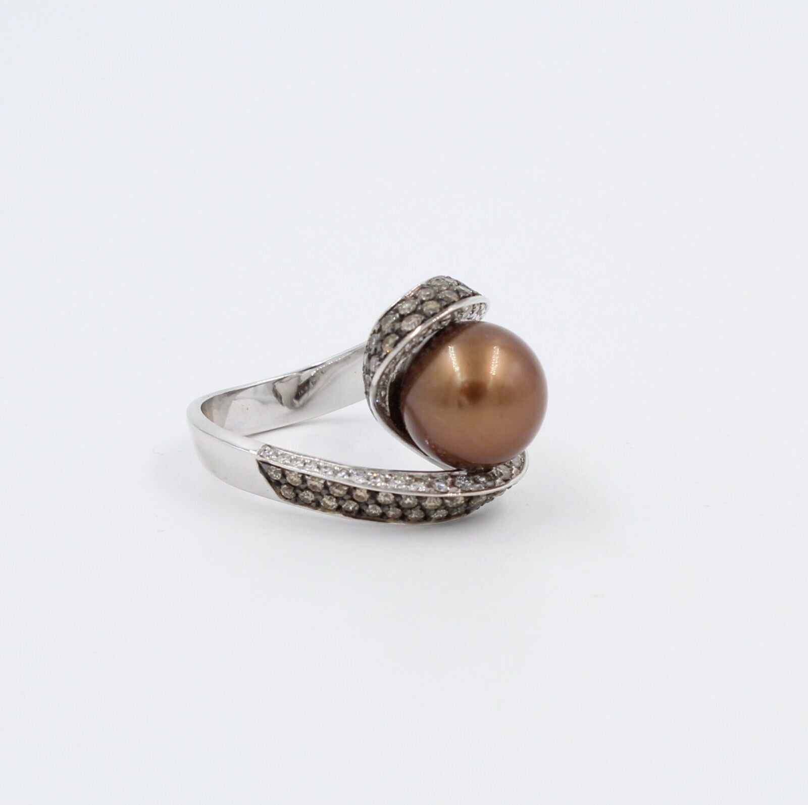 Anello curvo in oro bianco 18kt con perla coltivata, Diamanti incolori e brown.