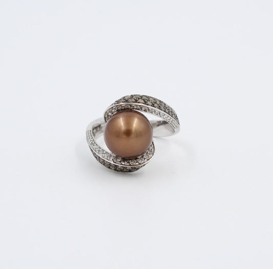 Anello curvo in oro bianco 18kt con perla coltivata, Diamanti incolori e brown.