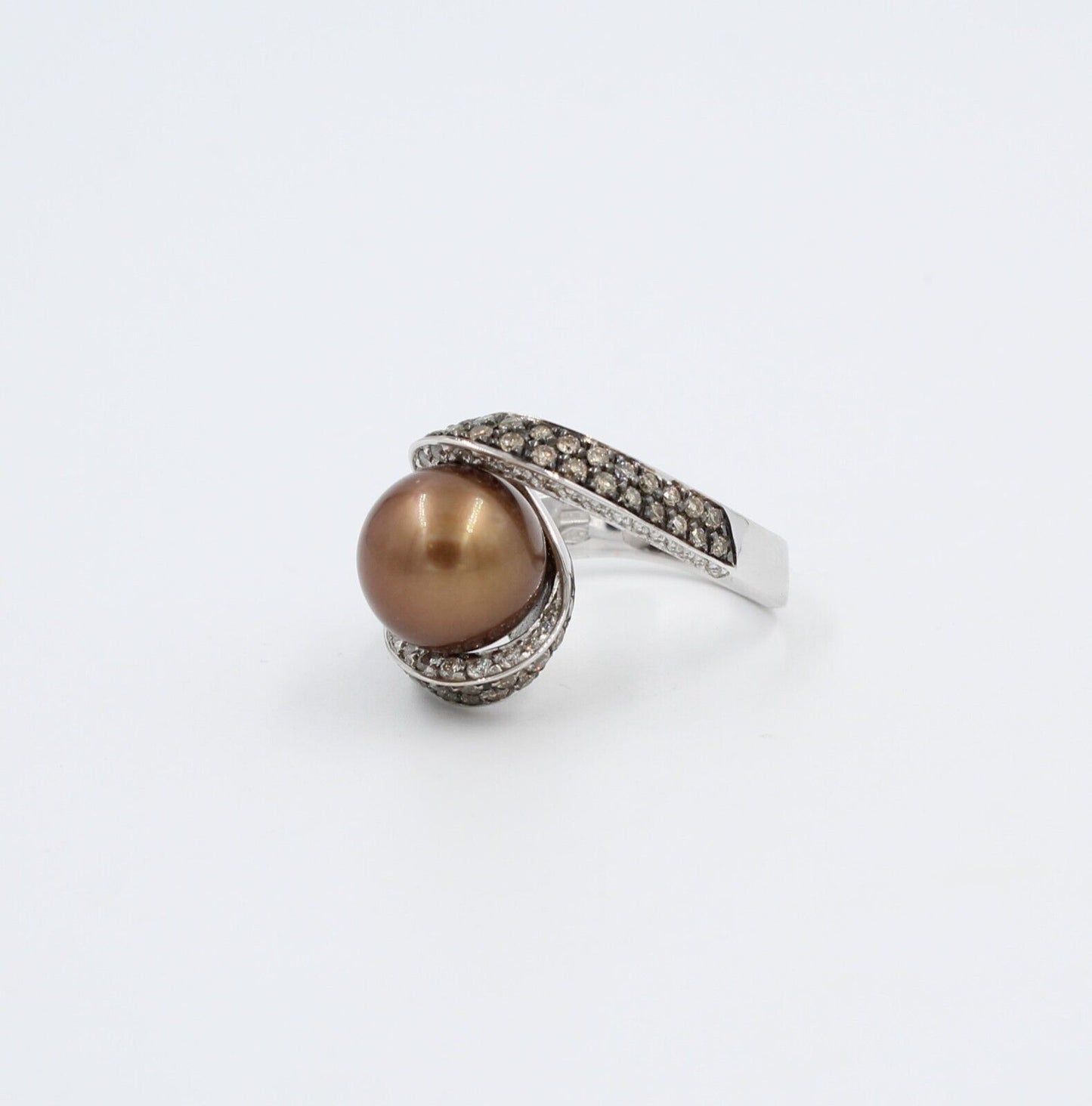 Anello curvo in oro bianco 18kt con perla coltivata, Diamanti incolori e brown.